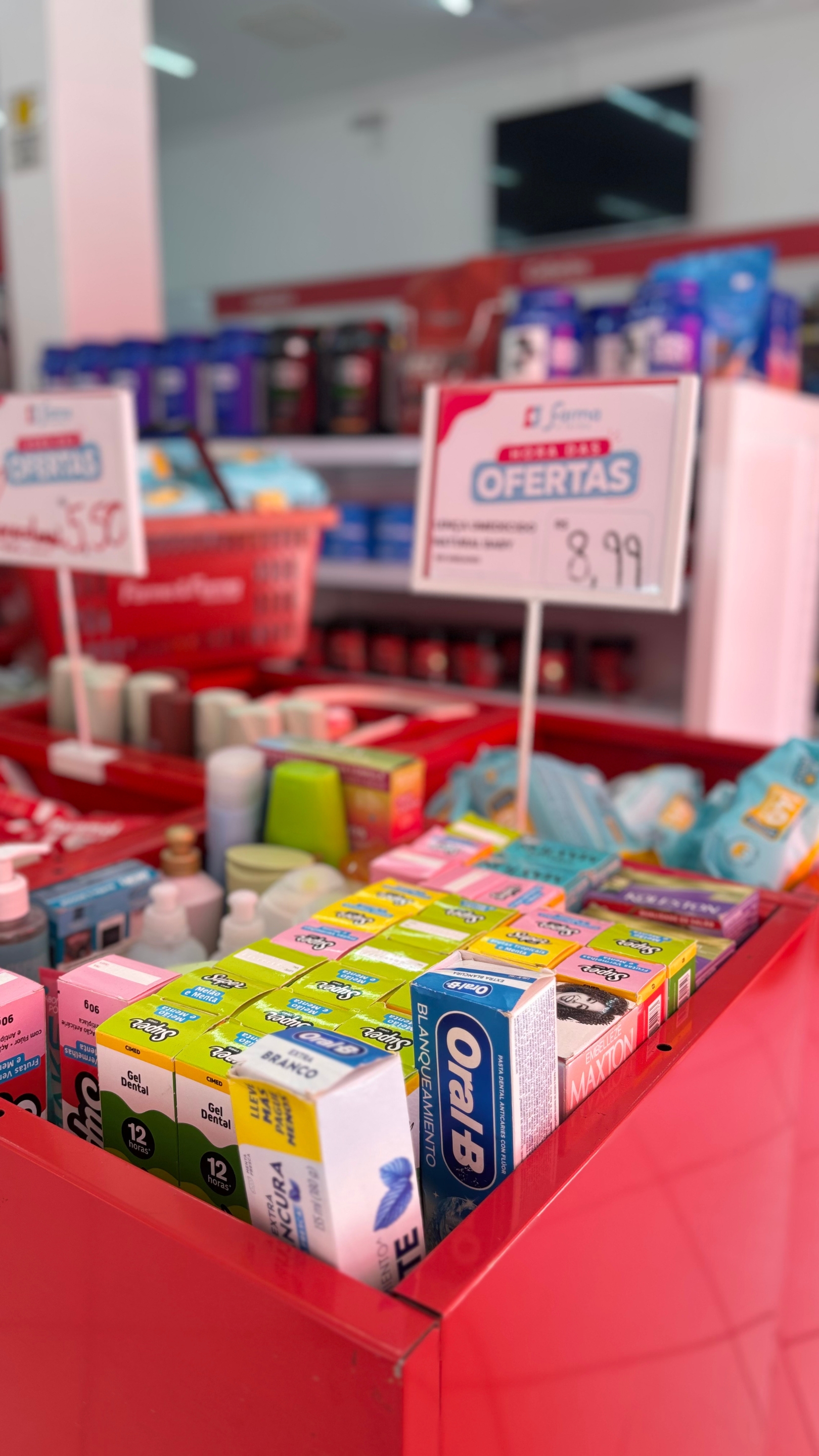 Produtos em exposição com placas de oferta na Farma & Farma Popular.