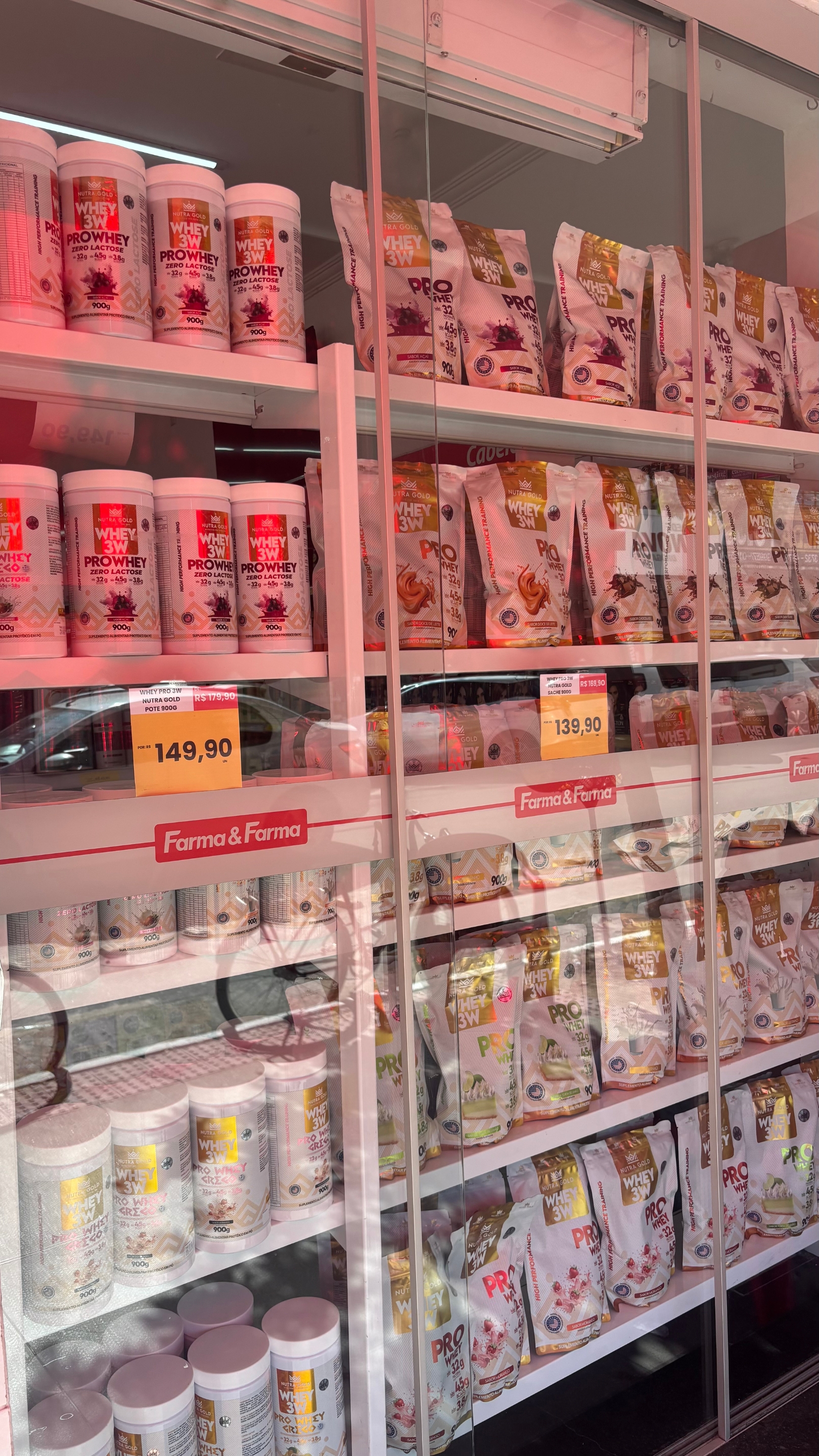 Vitrine com suplementos e produtos esportivos.